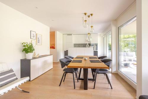 a kitchen and dining room with a table and chairs at Im Quer in Neuenhof
