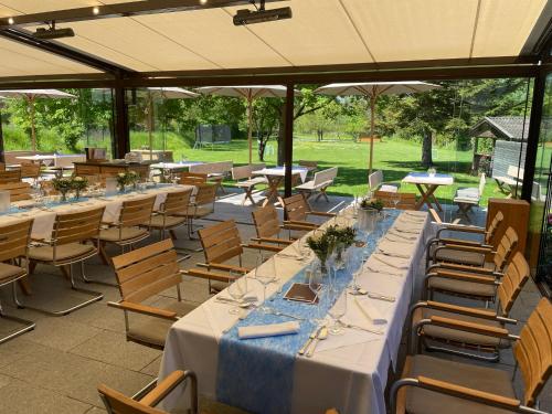 a group of tables and chairs in a pavilion at Hotel Restaurant Erber in Ismaning