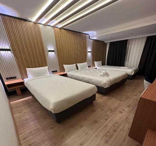 A bed or beds in a room at Istanbul Bakirkoy Rays Port Hotel City Center