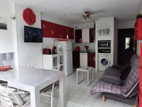 une cuisine et un salon avec une table et un canapé dans l'établissement P2 très lumineux, à La Grande Motte