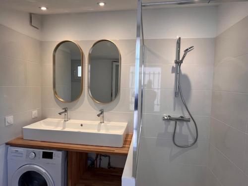 La salle de bains est pourvue d'un lavabo et d'une douche avec 3 miroirs. dans l'établissement Villa Charlotte, 3 Chambres, Wifi, Terarsse, La Rochelle centre, à La Rochelle