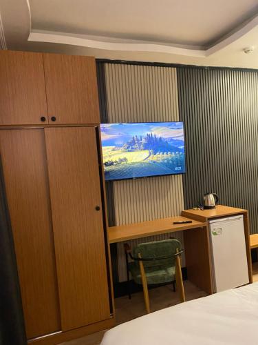A television and/or entertainment centre at Istanbul Bakirkoy Rays Port Hotel City Center