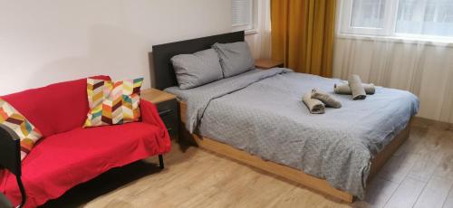 Un dormitorio con una cama con dos animales de peluche encima. en Sunflower, en Sofía