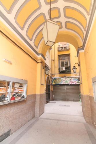 een lege steeg met een gebouw met een plafond bij B&B Del Corso in Napels