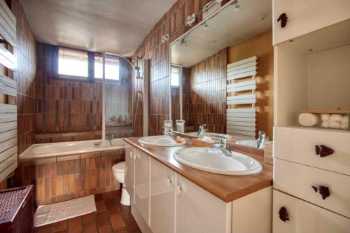 une salle de bain avec deux lavabos et une baignoire et des toilettes dans l'établissement Grande maison lumineuse avec parking & proche gare, à Taverny