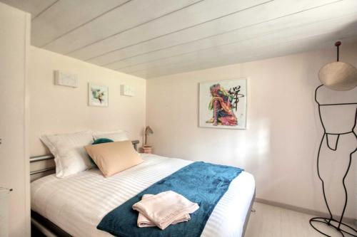 une chambre avec un lit avec une couverture bleue dans l'établissement Grande maison lumineuse avec parking & proche gare, à Taverny