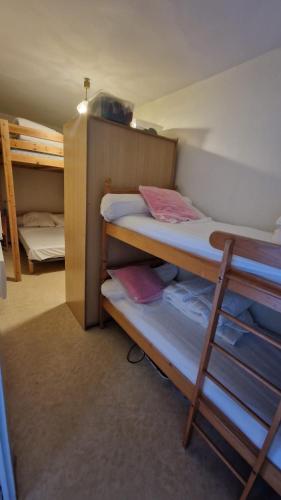 une chambre avec deux lits superposés dans une pièce dans l'établissement Cauterets, à Cauterets