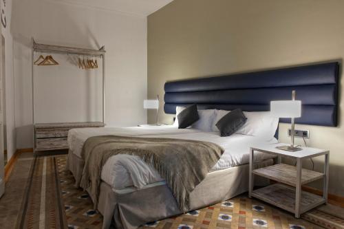 Un pat sau paturi într-o cameră la MH Apartments Tetuan