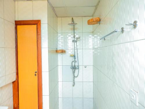 un bagno con doccia con porta in vetro di 5 Stones a Kigali