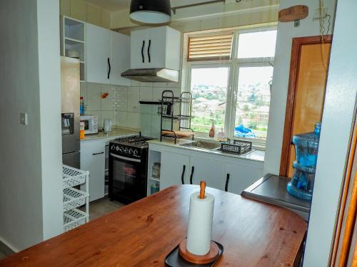 una cucina con una candela su un tavolo di legno di 5 Stones a Kigali