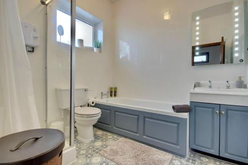 Un baño con inodoro, bañera y lavabo. en Portsmouth Maisonette with 5 Beds and Pool Table, en Portsmouth