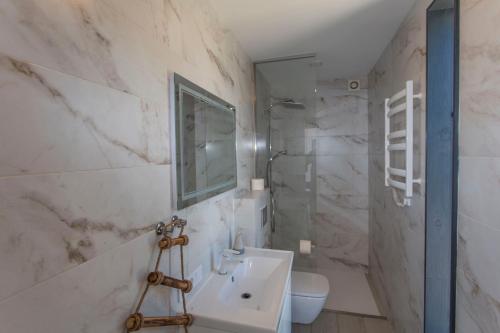 un bagno bianco con lavandino e WC di Haus TAO, am See a Zirkow
