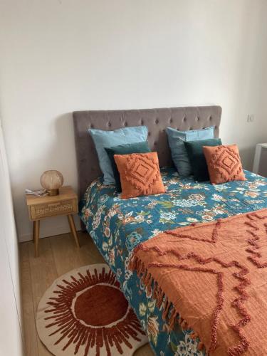 - une chambre avec un lit doté d'oreillers bleus et oranges dans l'établissement Maison moderne avec piscine centre Corse, à Corte