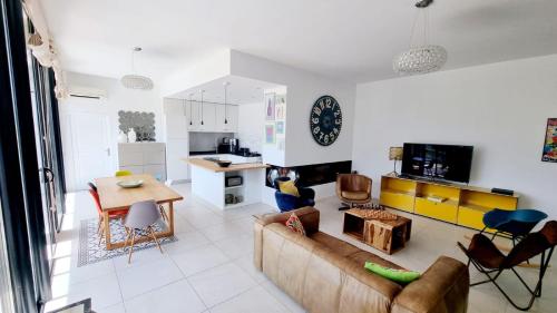 Fotografie z fotogalerie ubytování Maison moderne avec piscine centre Corse v Corte