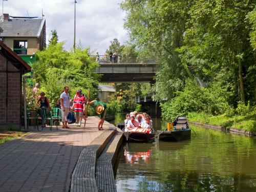 eine Gruppe von Menschen in kleinen Booten auf einem Fluss in der Unterkunft Chambre privée "Graine de Coton" - Cuisine partagée in Amiens
