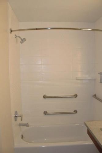 Ein Badezimmer in der Unterkunft Candlewood Suites Southfield - Detroit by IHG
