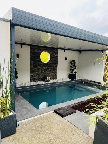a swimming pool in the backyard of a house at Mini Villa d'Exception avec Piscine Jacuzzi Sauna et Home Cinema Privés in La Baule
