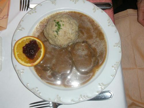 a bowl of soup with meatballs and an orange slice at Resengörg in Ebermannstadt