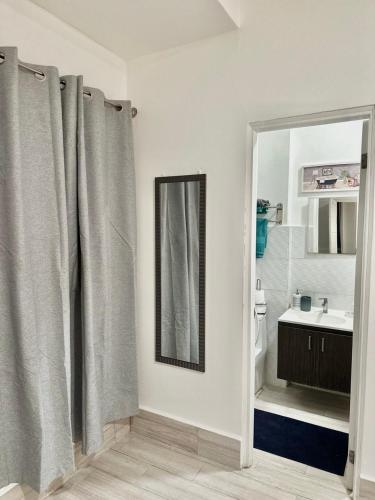 un baño con espejo y lavabo en Explora Casco Antiguo Panama, en Panamá