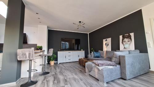 a living room with a couch and a table at Ferienwohnung Erfurter Seen - Nöda in Nöda
