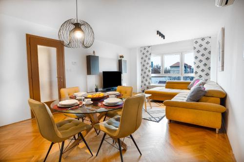Flexible SelfCheckIns Zagreb 290 - 2 Bedroom Apartment - Garage - WiFi - Keybox Entry
