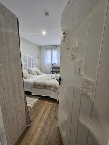 une chambre avec un lit et une porte ouverte dans l'établissement Chambre plume, à Sainte-Geneviève-des-Bois