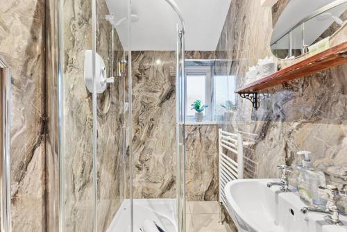 O baie la 7 Bedroom Abode of Robin Hoods Bay - Hot-tub - Pets