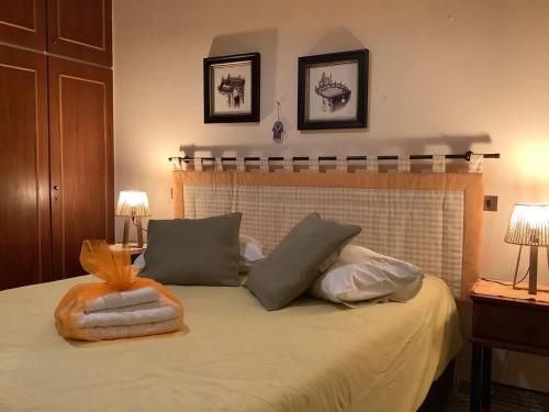 Un dormitorio con una cama con almohadas y dos lámparas. en Feel Home Cozy, en Volos