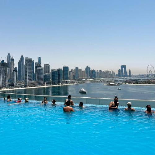 Apartment on Palm Jumeirah Beach Parking
