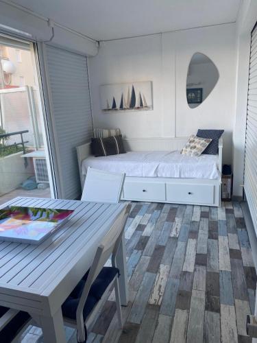 une chambre avec un lit et une table et une table et une table sidx sidx dans l'établissement Appartement vue mer, à Sète