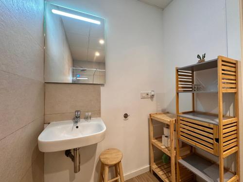 a bathroom with a sink and a mirror at Apartamento Hierros VLC in Valencia