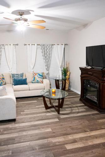 Gallery image of 5 bedroom Pool table, GAMEROOM lrg bkyard tv in every room pool in Neighborhood moncks corner home in Moncks Corner
