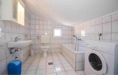 Bilik mandi di Gorgeous Apartment In Kampor With Sauna
