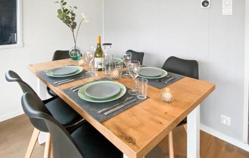 Mynd úr myndasafni af 3 Bedroom Lovely StaCaravan In Grou í Grou