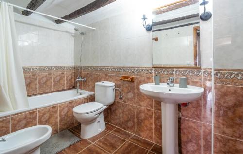 Ένα μπάνιο στο Lovely Home In Cabanes With Wifi