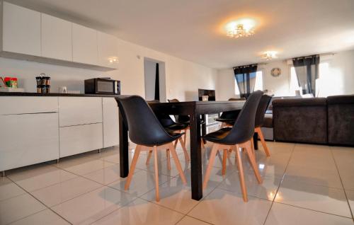 una cucina e una sala da pranzo con tavolo e sedie di 1 Bedroom Amazing Home In Mas-Thibert a Mas-Thibert