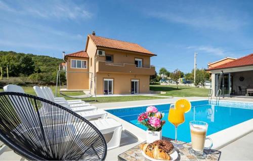 Stunning Home In Trilj With Wifi