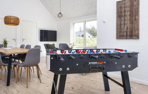 Televisyen dan/atau pusat hiburan di Awesome Home In Rømø With Wifi