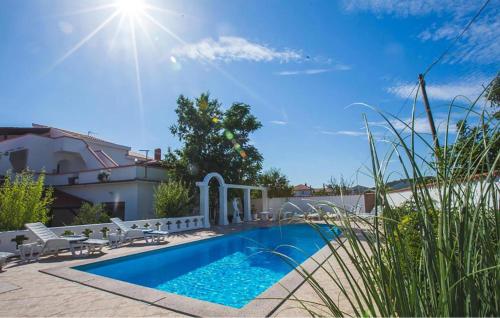 Piscina de la sau aproape de Gorgeous Apartment In Kampor With Sauna