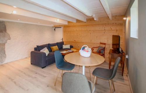 un salon avec un canapé, une table et des chaises dans l'établissement 2 Bedroom Amazing Home In Cusy, à Cusy