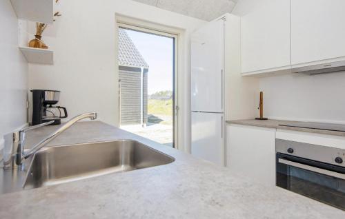 4 Bedroom Nice Home In Rømøにあるキッチンまたは簡易キッチン