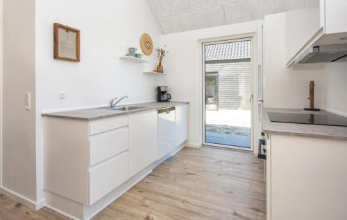 Η κουζίνα ή μικρή κουζίνα στο Stunning Home In Rømø With Wifi