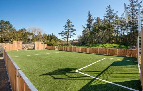 4 Bedroom Beautiful Home In Rømøの敷地内または近くにあるテニス施設またはスカッシュ施設