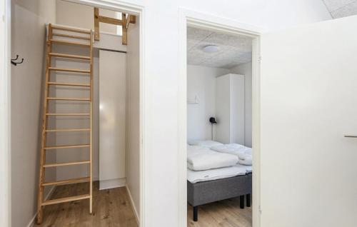 4 Bedroom Beautiful Home In Rømøにあるベッド