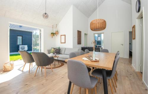 4 Bedroom Beautiful Home In Rømøにあるシーティングエリア