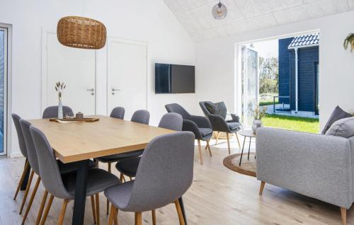 4 Bedroom Beautiful Home In Rømøにあるテレビまたはエンターテインメントセンター