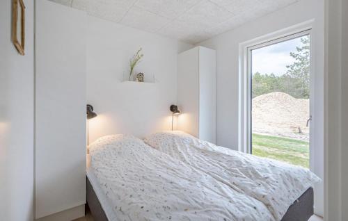 4 Bedroom Beautiful Home In Rømøにあるベッド