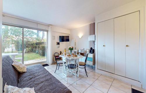 ein Wohnzimmer mit Sofa und Tisch in der Unterkunft Pet Friendly Apartment in Saint-Georges-de-Didonne