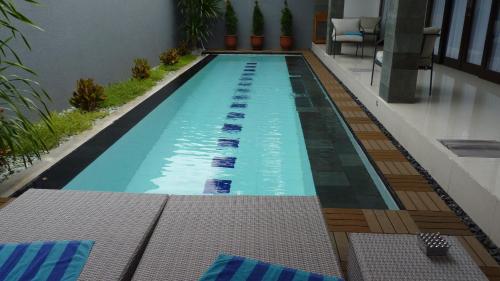 Bazén v ubytování De Luxe Villa Fabian Escape in Seminyak nebo v jeho okolí