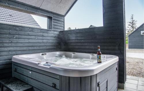 een bad met een fles bier erin bij Beautiful Home In Rømø With Wifi in Kongsmark